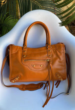 Carregar imagem no visualizador da galeria, Bolsa BALENCIAGGA em couro legítimo