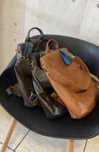 Carregar imagem no visualizador da galeria, Bolsa Mochila TOKYO antifurto em couro legítimo