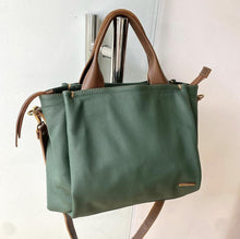 Carregar imagem no visualizador da galeria, Bolsa HOLANDA em couro legítimo