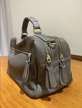 Carregar imagem no visualizador da galeria, Bolsa SUÍÇA em couro legítimo