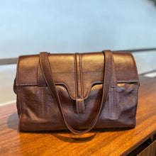 Carregar imagem no visualizador da galeria, Bolsa CHILE em couro legítimo