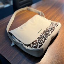 Carregar imagem no visualizador da galeria, PRÉ LANÇAMENTO - Bolsa Carteiro MANCHESTER em couro legítimo