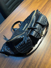 Carregar imagem no visualizador da galeria, LANÇAMENTO! Bolsa MAX POCHETE ARPOADOR em couro legítimo