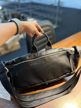 Carregar imagem no visualizador da galeria, LANÇAMENTO! Bolsa MAX POCHETE ARPOADOR em couro legítimo