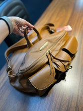 Carregar imagem no visualizador da galeria, LANÇAMENTO! Bolsa MAX POCHETE ARPOADOR em couro legítimo