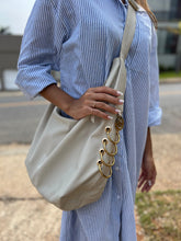 Carregar imagem no visualizador da galeria, LANÇAMENTO! Bolsa ESLOVÊNIA em couro legítimo