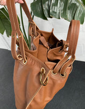 Carregar imagem no visualizador da galeria, Bolsa VIRGÍNIA em couro legítimo