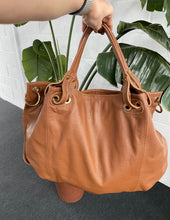 Carregar imagem no visualizador da galeria, Bolsa VIRGÍNIA em couro legítimo