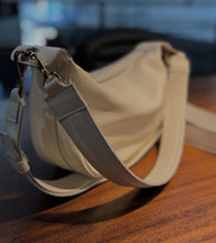 Carregar imagem no visualizador da galeria, Bolsa MALIBU em couro legítimo