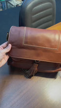 Carregar e reproduzir vídeo no visualizador da galeria, LANÇAMENTO! Bolsa MARROCOS em couro legítimo