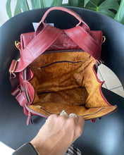 Carregar imagem no visualizador da galeria, Bolsa Mochila TOKYO antifurto em couro legítimo