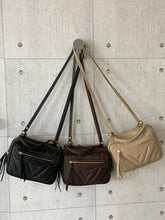 Carregar imagem no visualizador da galeria, Bolsa GÊNOVA MATELASSÊ em couro legítimo