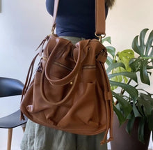 Carregar imagem no visualizador da galeria, Bolsa BARCELONA em couro legítimo