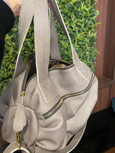 Carregar imagem no visualizador da galeria, Bolsa BAHAMAS MATELASSÊ em couro legítimo