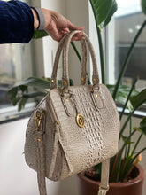 Carregar imagem no visualizador da galeria, Bolsa BERNA em couro legítimo