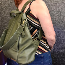 Carregar imagem no visualizador da galeria, Bolsa Mochila TOKYO antifurto em couro legítimo