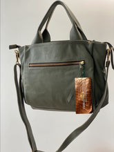 Carregar imagem no visualizador da galeria, Bolsa HOLANDA em couro legítimo