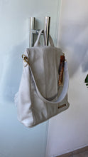 Carregar imagem no visualizador da galeria, Bolsa Mochila TOKYO antifurto em couro legítimo
