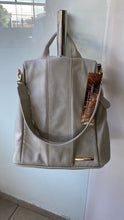 Carregar imagem no visualizador da galeria, Bolsa Mochila TOKYO antifurto em couro legítimo