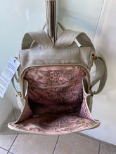 Carregar imagem no visualizador da galeria, Bolsa Mochila TOKYO antifurto em couro legítimo