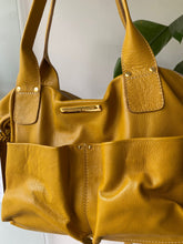 Carregar imagem no visualizador da galeria, Bolsa IBIZA em couro legítimo