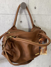 Carregar imagem no visualizador da galeria, Bolsa ITÁLIA em couro legítimo