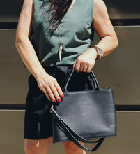 Carregar imagem no visualizador da galeria, Bolsa MALTA em couro legítimo