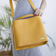 Carregar imagem no visualizador da galeria, Bolsa MALTA em couro legítimo