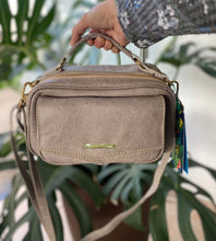 Carregar imagem no visualizador da galeria, Bolsa MÔNACO em couro legítimo