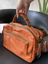 Carregar imagem no visualizador da galeria, Bolsa SUÍÇA em couro legítimo