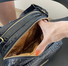 Carregar imagem no visualizador da galeria, Bolsa GREGA em couro legítimo