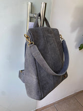 Carregar imagem no visualizador da galeria, Bolsa Mochila TOKYO antifurto em couro legítimo