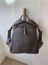 Carregar imagem no visualizador da galeria, Bolsa Mochila TOKYO antifurto em couro legítimo