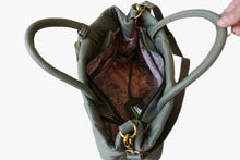 Carregar imagem no visualizador da galeria, Bolsa BEVERLY HILLS em couro legítimo