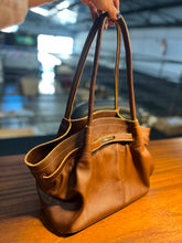 Carregar imagem no visualizador da galeria, LANÇAMENTO! Bolsa BONATA em couro legítimo
