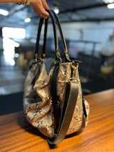 Carregar imagem no visualizador da galeria, Bolsa HAIA em couro legítimo
