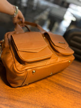 Carregar imagem no visualizador da galeria, Bolsa COPENHAGEN em couro legítimo
