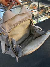 Carregar imagem no visualizador da galeria, Bolsa Mochila TOKYO antifurto em couro legítimo
