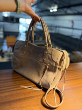 Carregar imagem no visualizador da galeria, Bolsa SPALLA (inspiração Balenciagga) em couro legítimo

