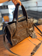 Carregar imagem no visualizador da galeria, Bolsa SPALLA (inspiração Balenciagga) em couro legítimo
