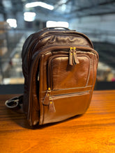 Carregar imagem no visualizador da galeria, Mochila Masculina GIBRALTAR em couro legítimo

