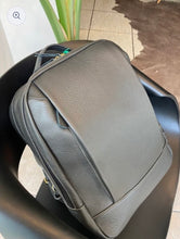 Carregar imagem no visualizador da galeria, Mochila masculina HÉRCULES em couro legítimo
