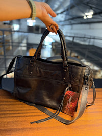 Bolsa SPALLA (inspiração Balenciagga) em couro legítimo