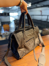 Carregar imagem no visualizador da galeria, Bolsa SPALLA (inspiração Balenciagga) em couro legítimo
