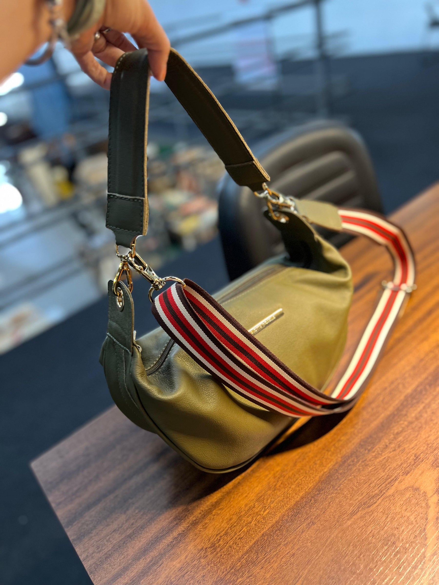 Bolsa MALIBU em couro legítimo