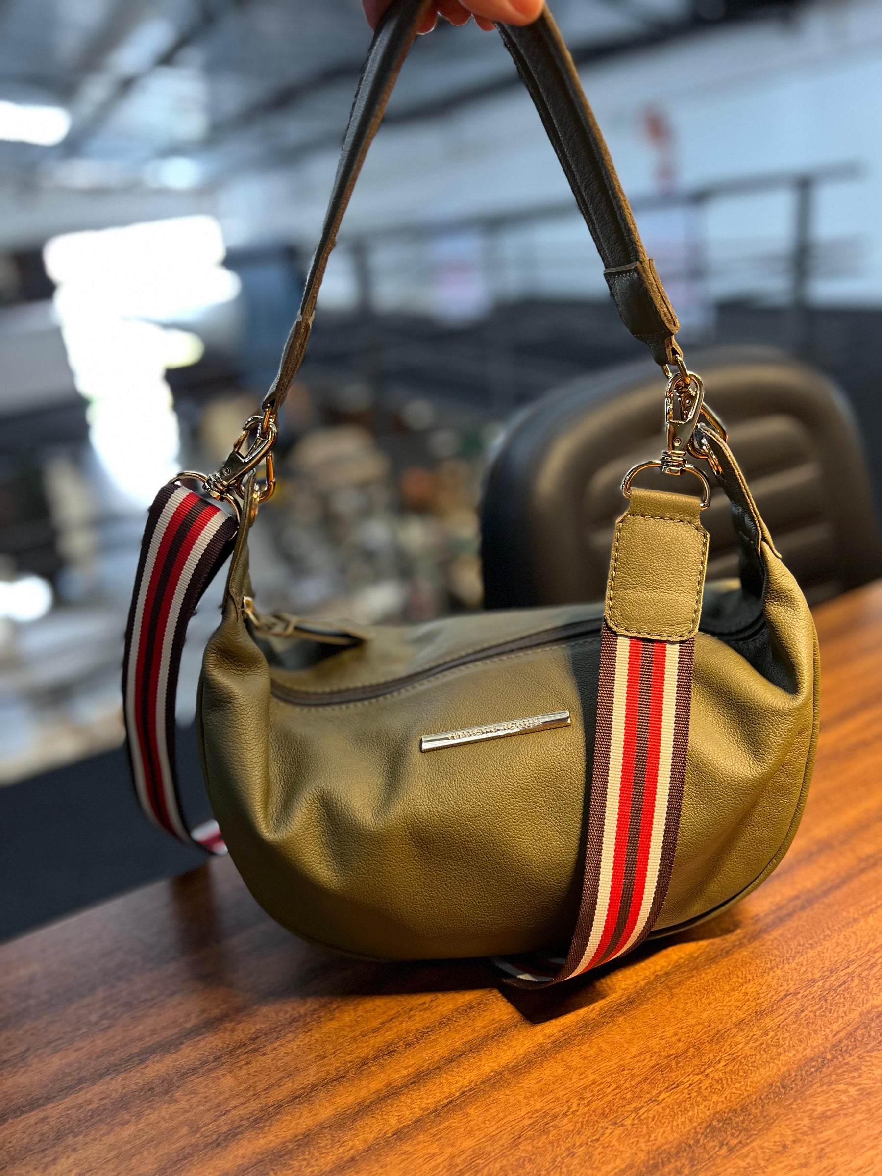 Bolsa MALIBU em couro legítimo
