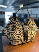 Carregar imagem no visualizador da galeria, Lançamento! Bolsa CAPRI em couro legítimo
