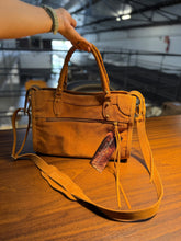 Carregar imagem no visualizador da galeria, Bolsa SPALLA (inspiração Balenciagga) em couro legítimo
