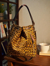 Carregar imagem no visualizador da galeria, Bolsa RIO em couro legítimo
