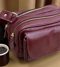 Carregar imagem no visualizador da galeria, Bolsa GREGA em couro legítimo
